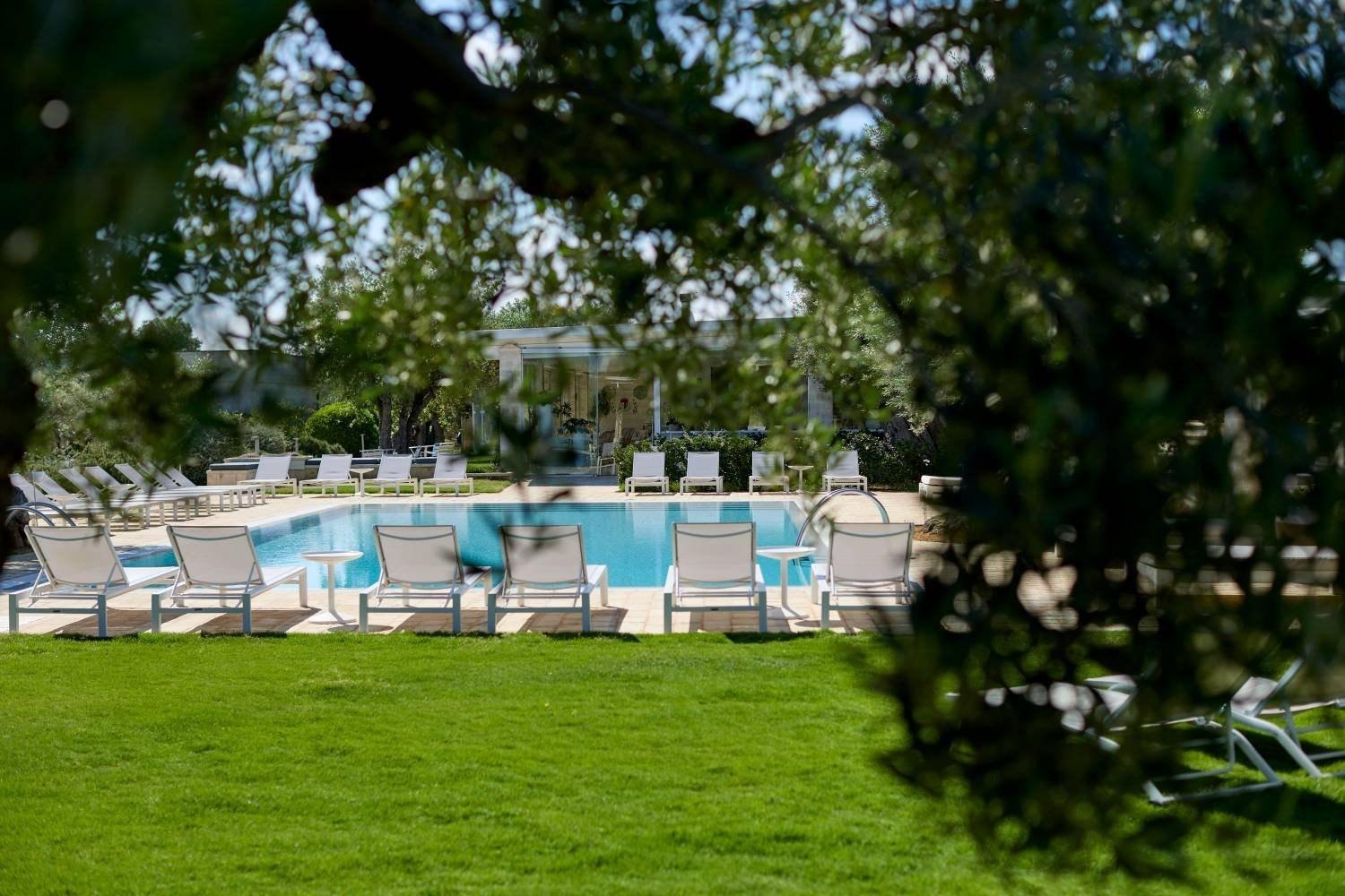 Piscina e prato della masseria dove festeggiare eventi in Valle d'Itria